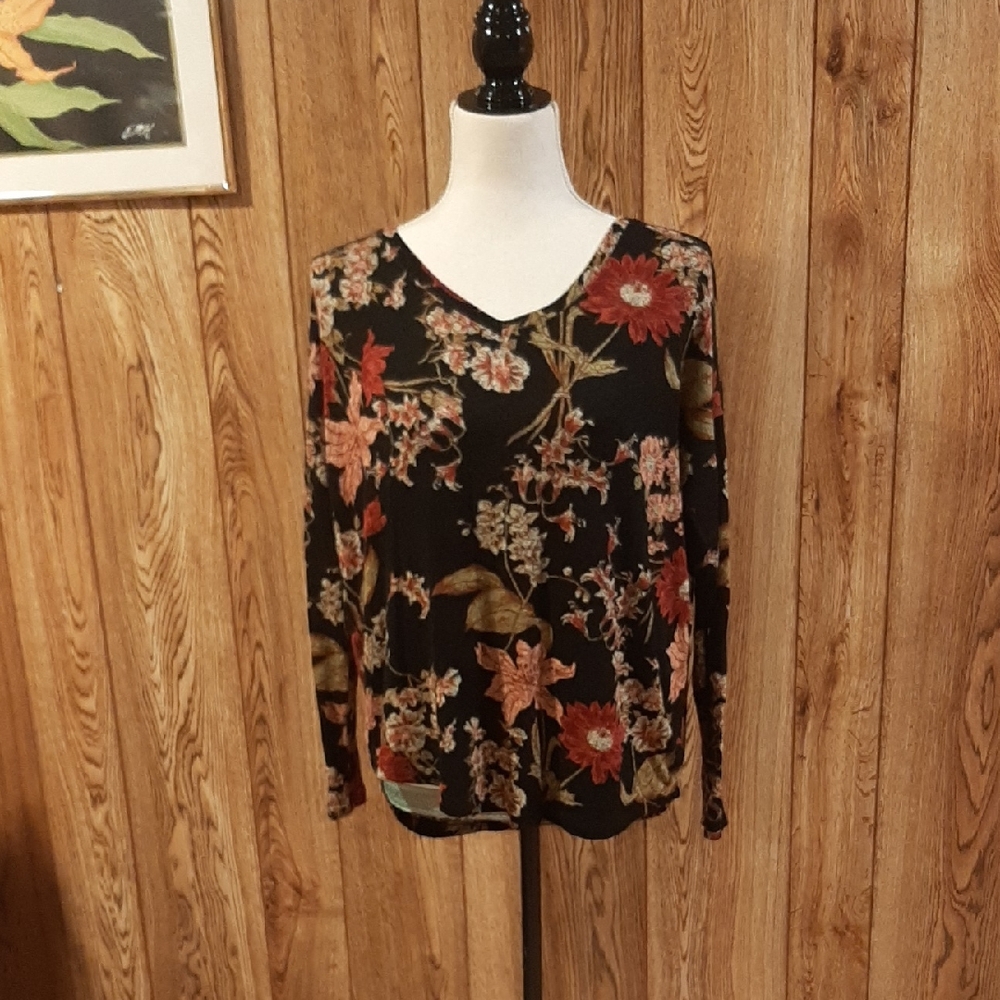 🌚Well Worn Black Flower-Print V-Neck Top (Small)🌚
